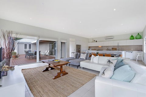 Surfs Up - Fresh And Modern East Beach Home - Bridge Guide 1