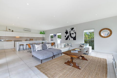 Surfs Up - Fresh And Modern East Beach Home - Bridge Guide 2