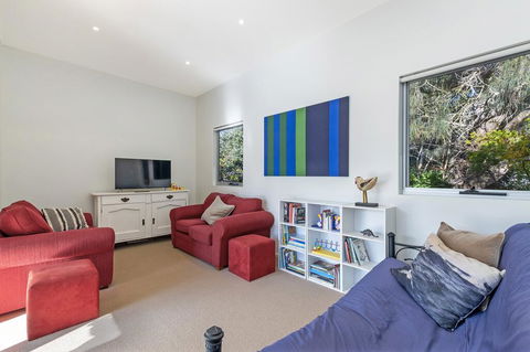 Surfs Up - Fresh And Modern East Beach Home - Bridge Guide 3