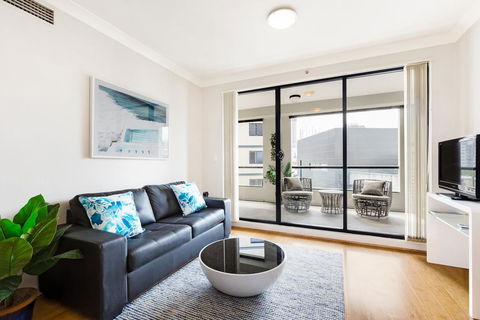 Surry Hills Fully Self Contained Modern 1 Bed Apartment (1012ELZ) - Bet 4u 1
