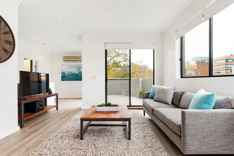 Surry Hills Modern Self-Contained One-Bedroom Apartment (19 FOV) - Bet 4u 1