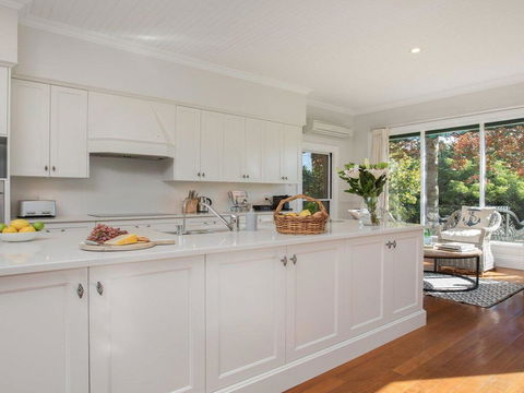 Sutton Downs - Renovated Country Home On 100 Acres - Click Find 2