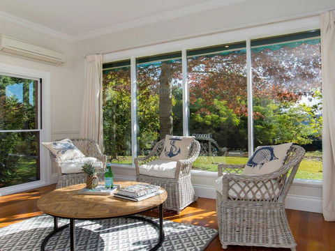 Sutton Downs - Renovated Country Home On 100 Acres - Click Find 3