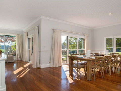 Sutton Downs - Renovated Country Home On 100 Acres - Click Find 1