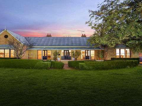 Sutton Downs - Renovated Country Home On 100 Acres - Click Find 0