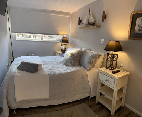 Swamp Fox Luxury 2BR Dutch Barge - Bet 4u 1