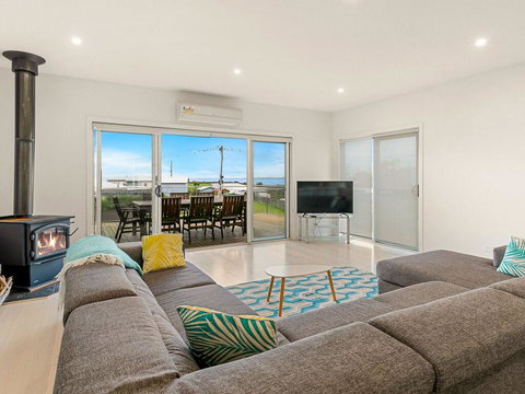 Swan Bay Views - Bet 4u 1