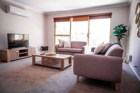 SWAN RIVER STAY, PERTH, WIFI, NETFLIX, APPLECROSS, FREO - Lawyer Find 0