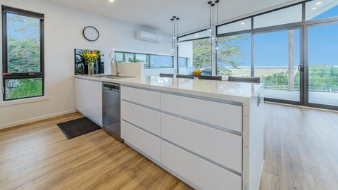 SWEEPING VIEWS - FREE WIFI & NETFLIX - PET FRIENDLY (OUTSIDE ONLY) - Bet 4u 3