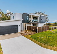 SWEEPING VIEWS - FREE WIFI  NETFLIX - PET FRIENDLY OUTSIDE ONLY - Click Find