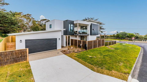 SWEEPING VIEWS - FREE WIFI & NETFLIX - PET FRIENDLY (OUTSIDE ONLY) - Bet 4u 0