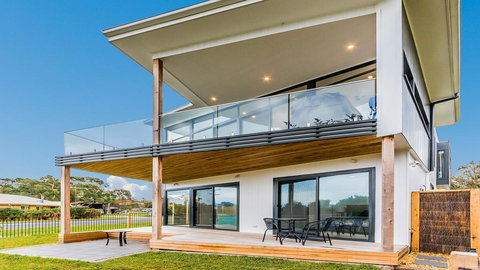 SWEEPING VIEWS - FREE WIFI & NETFLIX - PET FRIENDLY (OUTSIDE ONLY) - Bet 4u 1