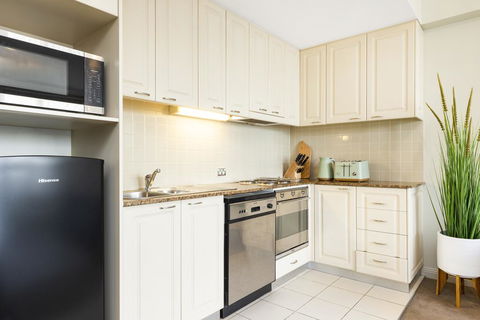 Sydney CBD 1 Bedroom Self-Contained Apartment With Spectacular Sydney Harbour View (1312 BRG) - Click Find 2