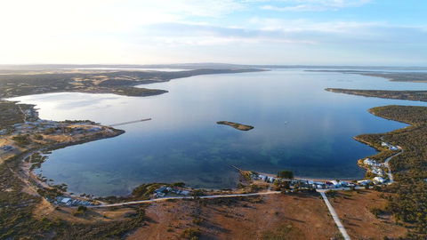 Tall Pines Beach House At Mount Dutton Bay (part Of Coffin Bay Waterways) - Click Find 0