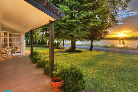 Tara Downs On Lake Albert - Click Find 0