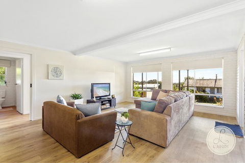 TASSIE SEASIDE SERENITY - L'Abode Accommodation - Bridge Guide 1