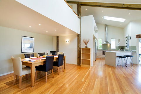 Tathra Beach House Holiday Apartments - Click Find 1