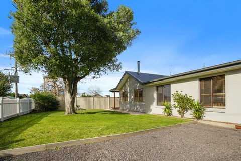 THE ASHMAN HOUSE - Modern And Close To Town - Bet 4u 3
