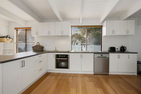 THE ASHMAN HOUSE - Modern And Close To Town - Bet 4u 2