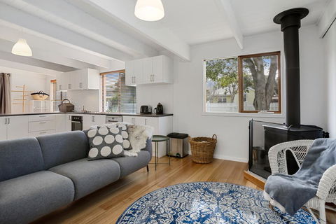 THE ASHMAN HOUSE - Modern And Close To Town - Bet 4u 1