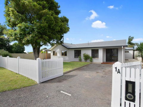 THE ASHMAN HOUSE - Modern And Close To Town - Bet 4u 0