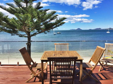 The Beach House' 169 Soldiers Point Road - Right On The Waterfront - Bet 4u 0