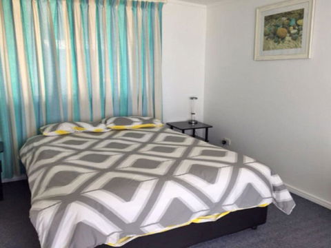 The Beach House' 169 Soldiers Point Road - Right On The Waterfront - Bet 4u 2