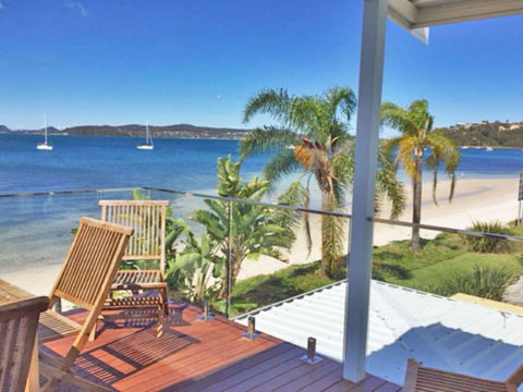 The Beach House' 169 Soldiers Point Road - Right On The Waterfront - Bet 4u 3