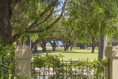The Beach Retreat - Click Find 0