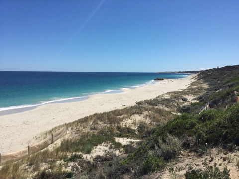 The Blue Beach House - Click Find 1