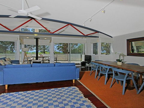 The Boathouse - Comfortable Beachfront Home - Click Find 3