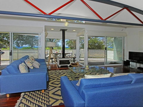The Boathouse - Comfortable Beachfront Home - Click Find 1