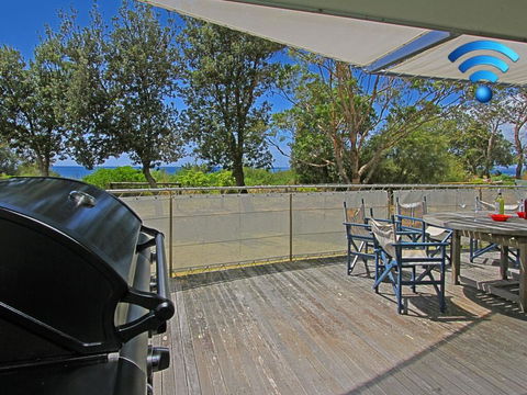The Boathouse - Comfortable Beachfront Home - Click Find 0