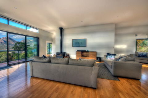 The Bolthole - Bridge Guide 1