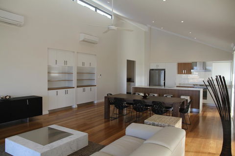 The Carnarvon Luxury Canal Home - Click Find 3