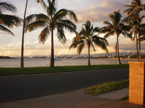 The Carnarvon Luxury Canal Home - Click Find 1