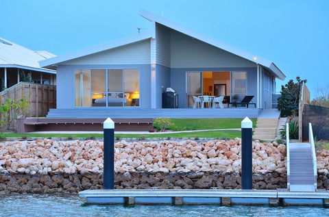 The Carnarvon Luxury Canal Home - Click Find 0