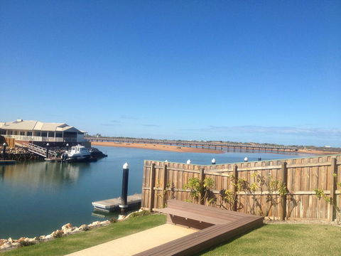 The Carnarvon Luxury Canal Home - Click Find 2