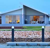 The Carnarvon Luxury Canal Home - Click Find