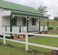 The Dollhouse Cottage - Click Find
