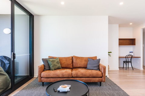 The Edge - Luxurious Waterfront Apartment - Bet 4u 1