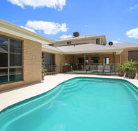 The Grand Holiday House - Click Find