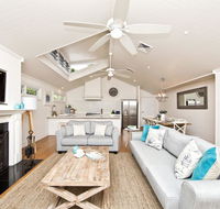 The Hamptons Beach House on Dutchies - Bet 4u