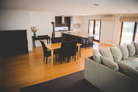 The Hicks - Local Finder 2