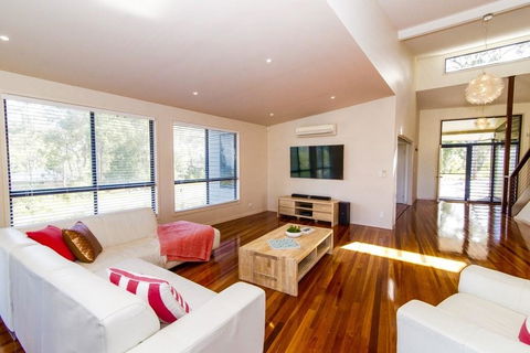 The Holiday House - Click Find 1