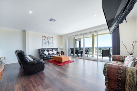 The Oasis - 6 Turnberry Drive, Links Lady Bay - DBD 1