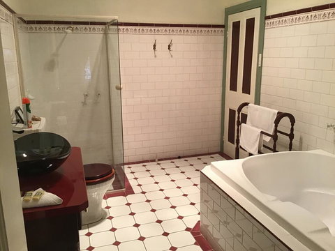 The Olde Devonshire House - Bet 4u 3