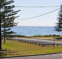 The Penguins Head - across from the beach - Bet 4u