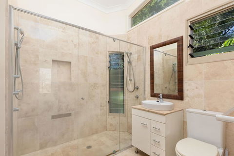 The Richmond Beach Villa - Click Find 2