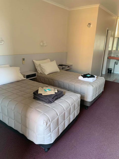 The Royal Motel - Click Find 1
